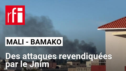 Cette capture vidéo extraite d'une vidéo de l'AFPTV du 17 septembre 2024 montre un panache de fumée s'élevant à Bamako alors que des coups de feu et des détonations se faisaient entendre.